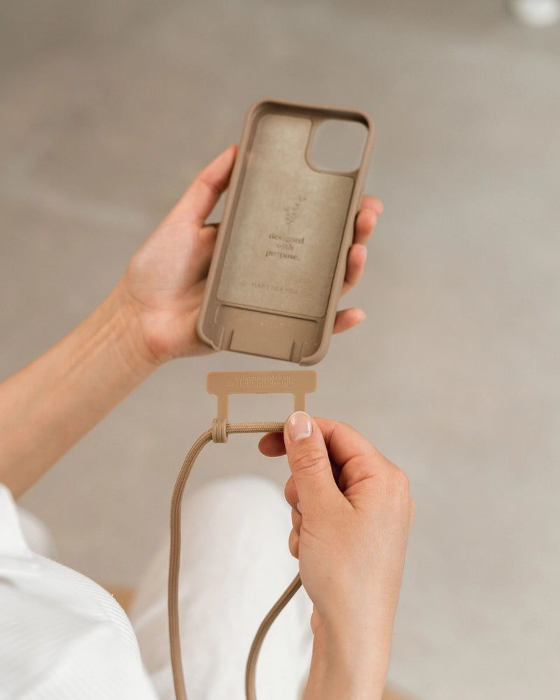 Handykette iPhone 16 Pro Taupe Braun