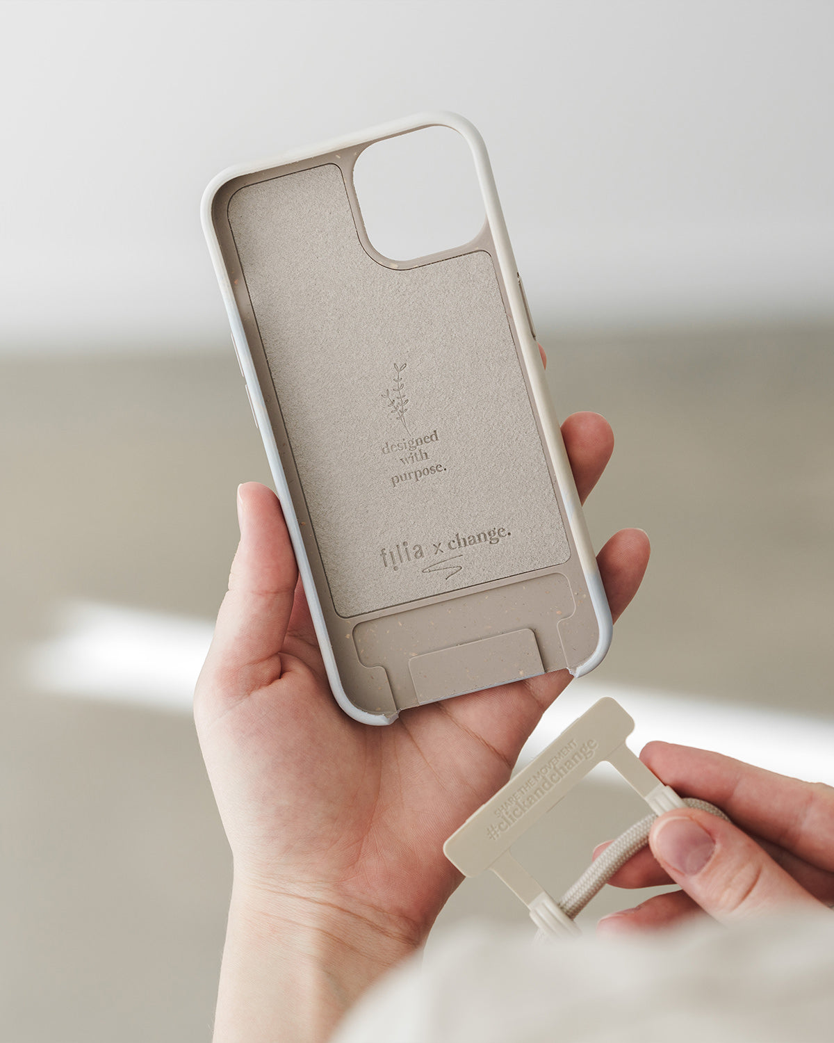 iPhone 15 Handykette Beige Blau