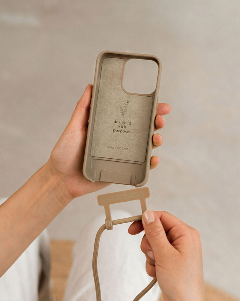 Coque avec cordon iPhone 15 taupe marron
